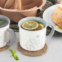 Hrnček 0,4L porcelán Kvet relief sivý/zelený